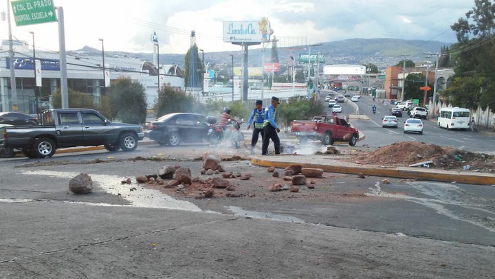 Policía disuelve protestas de pequeños grupos que exigen la salida del presidente Hernández