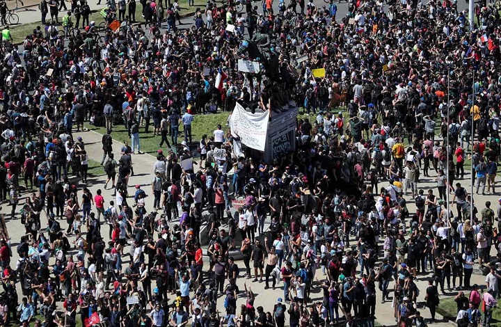 Ante las protestas diputados chilenos aprueban anular alza a tarifa del metro