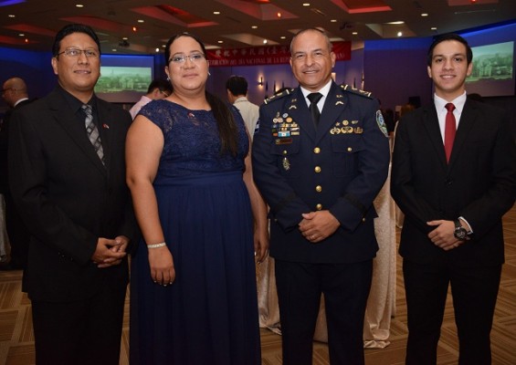 Rubén Betancourt, Lourdes Arriaga, Adolfo Ordoñez y Adolfo Ordoñez Jr.