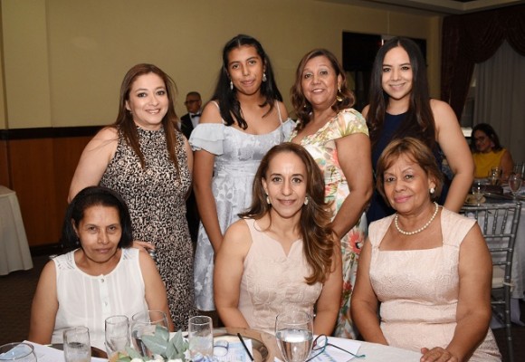 Sandra Puerto, Emilia María Sagastume, Martha Emilia de Sagastume, Andrea Villanueva, Idalia López, Lourdes Gutiérrez y Magdalena de Rodríguez