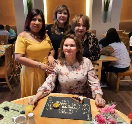 Sheila García Ruth Rápalo y Vilma Rosales, celebrando el cumpleaños de su amiga Vilma González