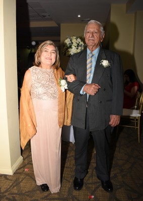 Suyapa y Héctor Peña, representantes de los padres de la novia