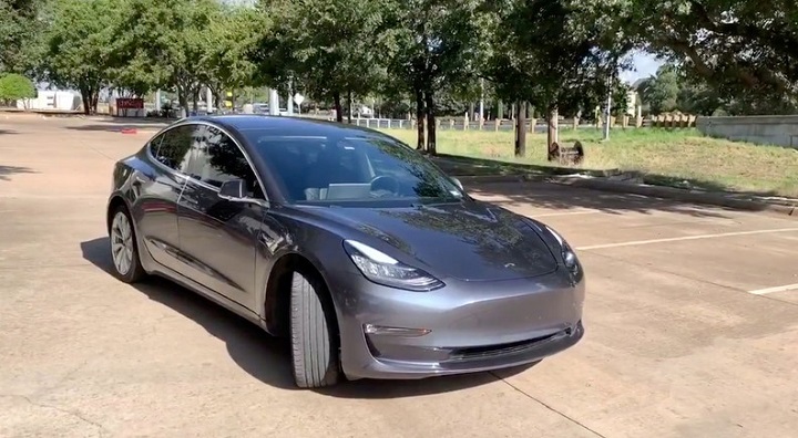 Raya con una llave un Tesla y lo detienen ser grabado por el propio vehículo