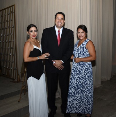 Tricia y Roberto Matuty con Sadia Núñez