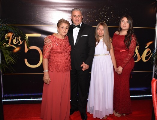 Victoria Sabillón con su hijo, José Medardo Sabillón y sus hijas, Dana Paola y Alejandra Sabillón.