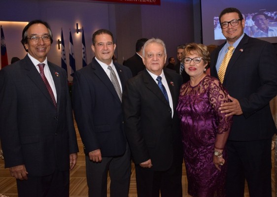 Víctor Rodríguez, John Steiner, Carlos Bueso con Santa y Juan Euceda.