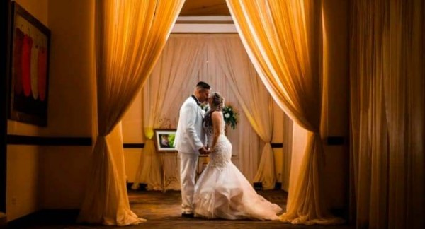 Kenia y Edwin sellaron su unión matrimonial con un romántico beso de amor eterno (Fotografía: Roman Valle)