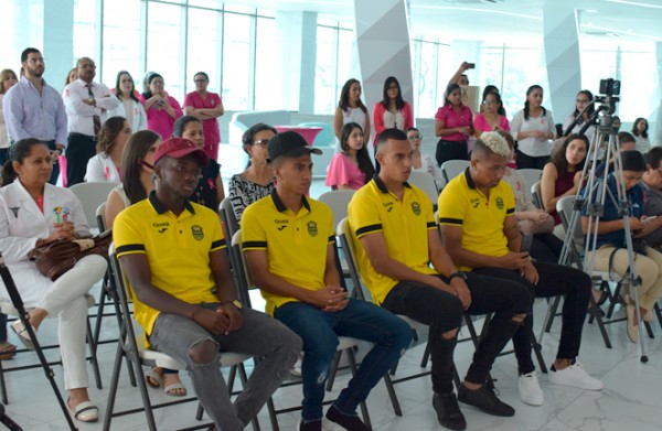 Médico y colaboradores de Cemesa, marcas patrocinadoras, así como jugadores del Real España, asistieron al lanzamiento de la campaña rosa.