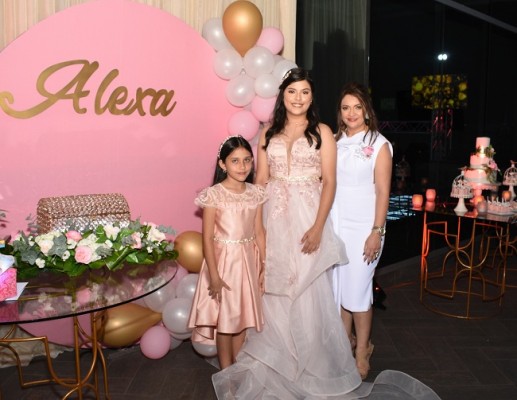 Allison Sugey con su hermana, Alexa Pineda Fajardo y su madre, Aleida Fajardo