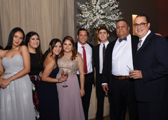 Amistades de los novios les acompañaron en su gran noche de bodas