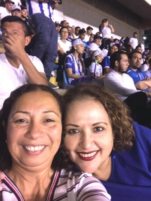 Berta Castro se dejó venir desde la USA a disfrutar en su querido San Pedro Sula y no desaprovechó la oportunidad para reunirse con su gran amiga Elizabeth Orellana y ver el partido de la Selección...