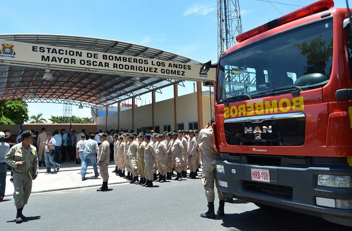 Policías, bomberos y socorristas también deben beneficiarse de Ley de Alivio de Deudas