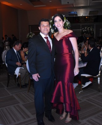 Carolina Canahuati de Ortíz y su esposo, Holvan Ortíz