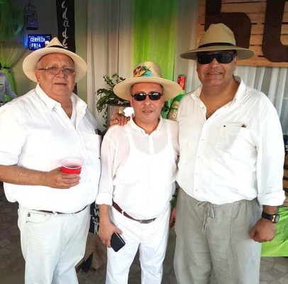 Celebración de los 50 años de Raul Antonio Villalta con el grupo de Plebeyos.