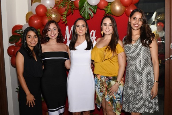 Con las damas del cortejo, Inti Alvarado, Gissel García, Mirna Pelucchi Meermann, Gloria López de Núñez y Mónica López