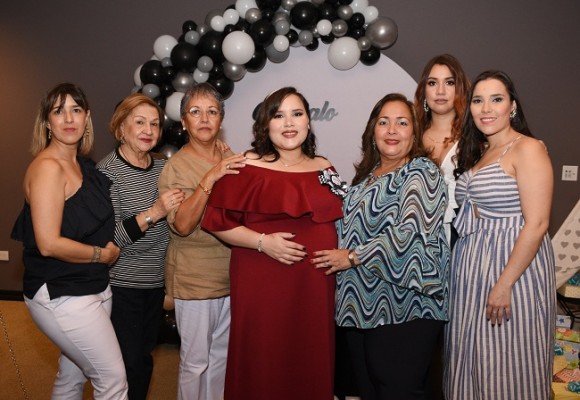 Con las oferentes de su baby shower, Valeria Valle de Chinchilla