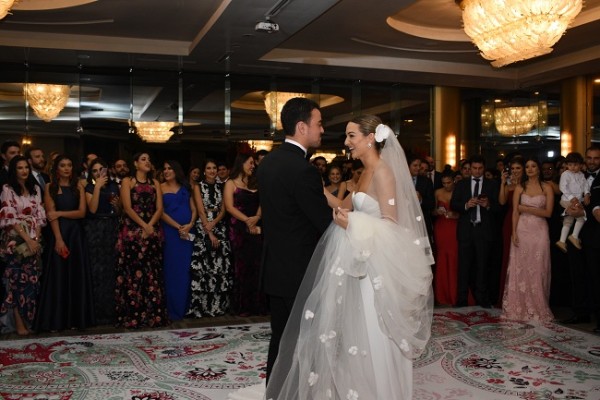 Constantino Barletta Kivett y Rebecca Bendeck Siercke, compartieon su primer baile como esposos.