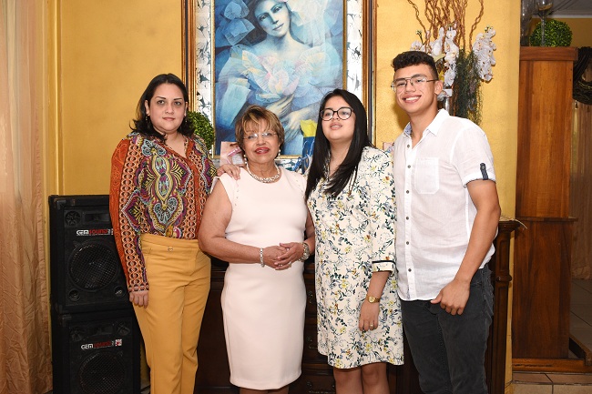 El cumpleaños de la distinguida dama Santa Euceda y su inolvidable celebración