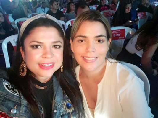 Debbie Figueroa con Sarah Zepeda en el concierto Urban Fest