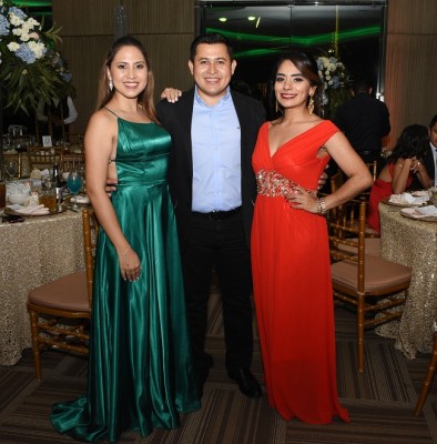 Delfy y Danilo Medina con Gina Butto