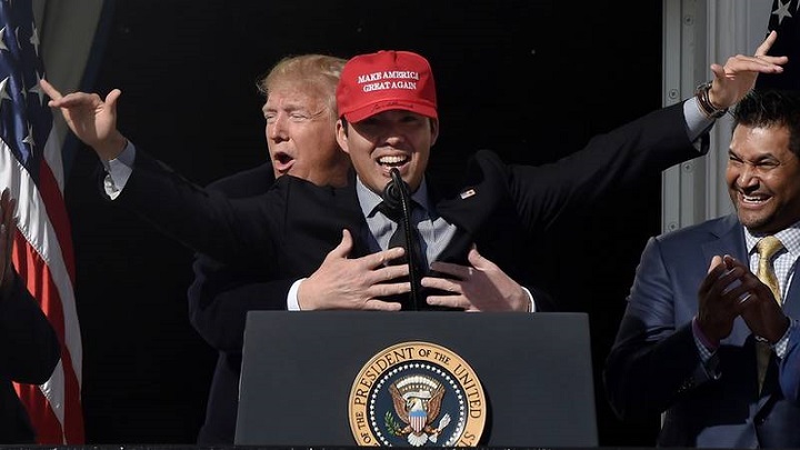 Trump recrea el icónico momento de 'Titanic', al abrazar a una estrella del béisbol