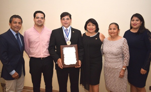 El agasajado de la noche junto a su familia muy felices.