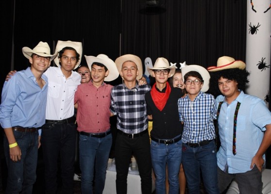 El grupo de los vaqueros causó sensación en la Halloween Party 2020 de la EIS