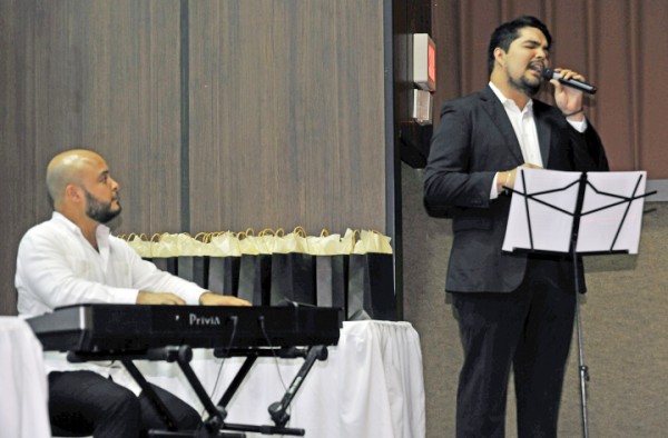 El maestro Oscar Barahona y el Tenor Alexander Gutiérrez.