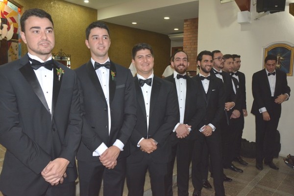 El novio, con los caballeros del cortejo de bodas