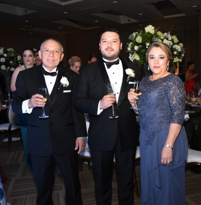 El novio con sus padres, Ángel Cardona y Maritza Cerrato