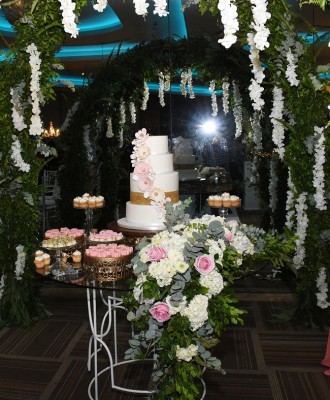 El pastel de bodas elaborado por Nadia Canahuati de Signature Cakes deleitó a todos junto al candy bar de Treats Boutique