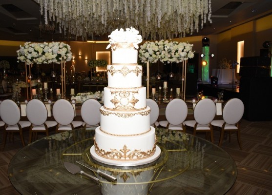 El pastel de bodas fue creación de Nadia Canahuati de Signature Cakes.