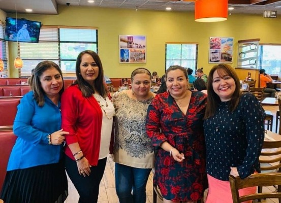 Ester Amaya, Maribel Arriaza, Blanca Rosa Baca, y Karina Interiano festejando a su colega periodista Mirtza Rivera