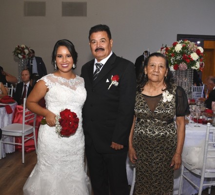 Evelyn Yamileth Solórzano Salgado junto a su padre, José René Solórzano y la abuela de la novia, Trinidad Estrada.