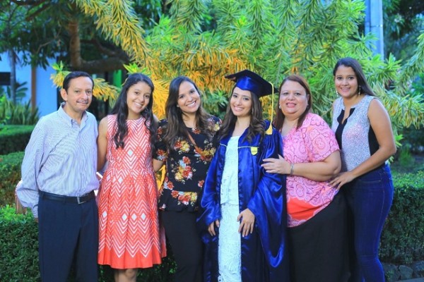 Grethel Mena con sus padres, Mario y Lidabel y sus hermanas, Heidy, Scarleth y Alexa...Sus actos de graduación son mañana sábado 30 de noviembre.