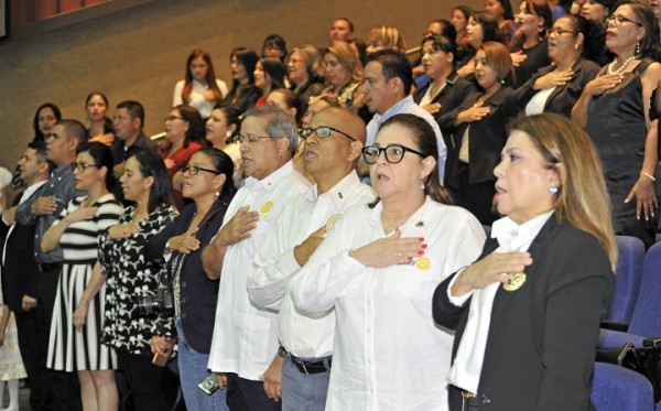 Integrantes del Clubes del Valle de Sula, los docentes graduados y sus fam