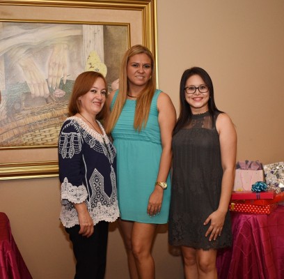 Iris Cuellar, Claudia Torres y Katherin Lemus