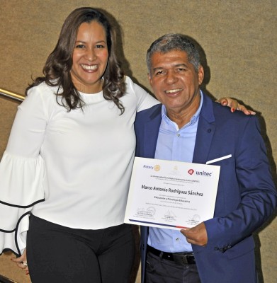 La Subdirectora de Educación Carolina Costa y Marco Antonio Rodríguez.