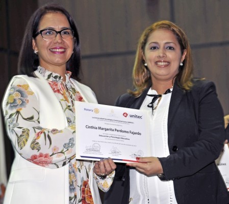 La Vice Presidenta de UNITEC entrega los diplomas de graduación.