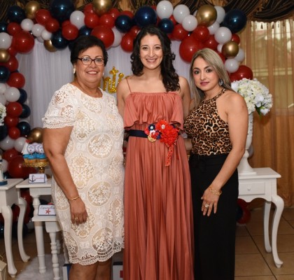 La abuela materna, Erlin Figueroa, Samantha Reyes de Torres y la abuela paterna, Mira Torres