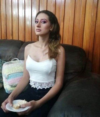 La bella representante de COPÁN, Allison Morales esperando ser atendida en Jennifer´s Salón en el barrio Río Piedras.