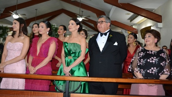 La familia Bendeck-Siercke, en primera fila durante la ceremonia religiosa.