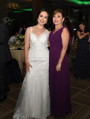 La novia con su madre, Enma Elizabeth Romero Villegas