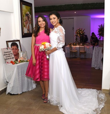 La novia, junto a la diseñadora de su vestido, Grethel Mena.