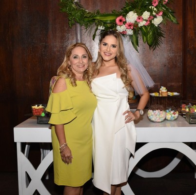 La novia junto a su madre, Martha de Robles