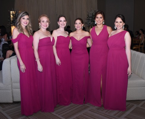 Las damas del cortejo de la novia: Mónica Borrell, Stephanie Fernández, Michelle Wolozny, Tali Keidar, Gladys Cárdenas y María Osorto