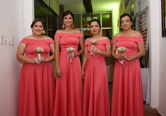 Las damas del cortejo de la novia: Marbely Galindo, Jazmín López, Karina Midence y Catherine Molina