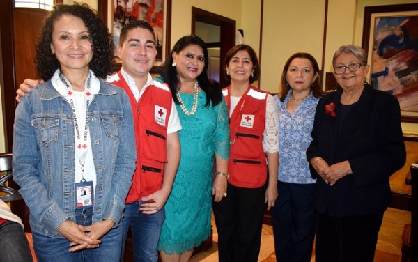 Las damas voluntarias de la Cruz Roja celebrando el especial día del comité.