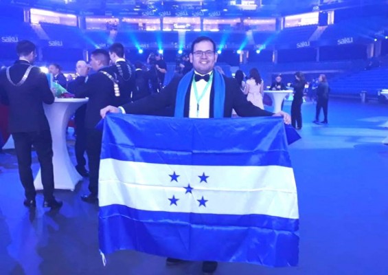 Lester Herrera en la ceremonia de apertura del Congreso Mundial JCI en Estonia.