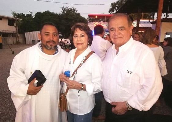 Los esposos Nena y Alberto Díaz Lobo con el padre.